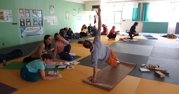 Groupe réuni pour une pratique de yoga